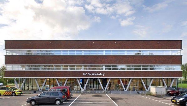 Exterior of the De Wieenhof building in Venray, shown on the official clinic contact page