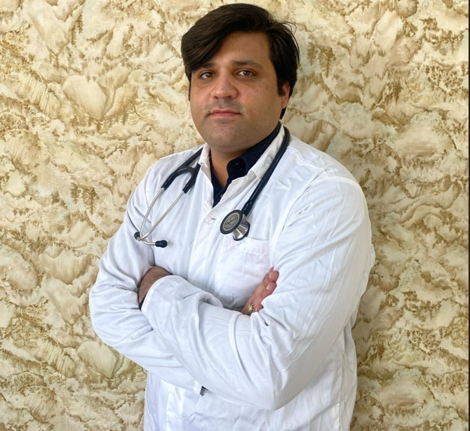 Dr. Manoj Yadav, hair-transplant surgeon at KHT Clinic Gurgaon