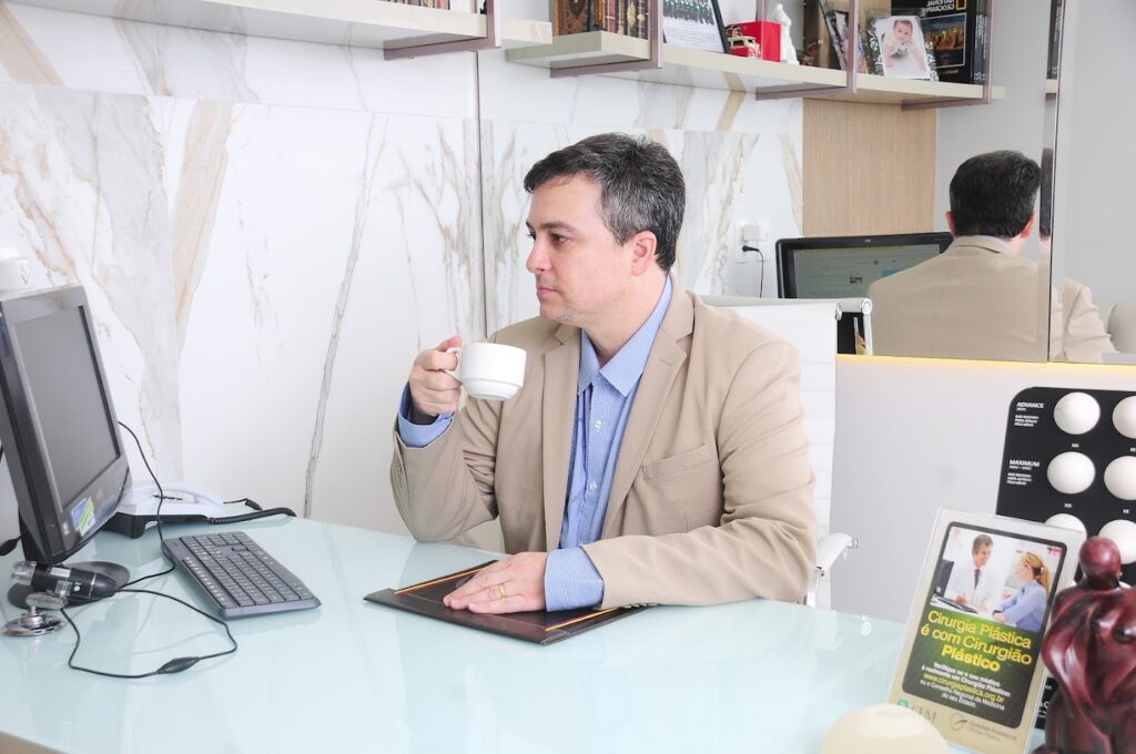 Dr. Gustavo Mello | Transplante Capilar em Vitória, ES gallery photo
