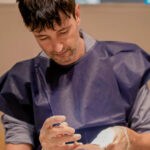 Dr. Dan Cots performing hair transplantation at Noan Clinic Barcelona